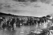 Vertriebene auf dem Weg zum Grenzdurchgangslager Friedland.