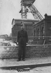 Eberhard Lipski als Berglehrling vor der Zeche Wilhelmine in Gelsenkirchen, 1953.