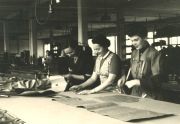 Arbeit im Zuschnitt der Fa. Feilgenhauer in Gelsenkirchen, 1951.