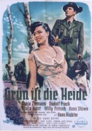 Filmplakat „Grün ist die Heide“, 1951. Der Film deutet sowohl die Schwierigkeiten der Vertriebenen im Westen als auch Wege zu einem friedlichen Zusammenleben zwischen Einheimischen und Zugewanderten an.