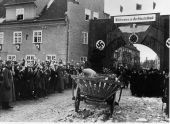 Nationalsozialistische Umsiedlungspolitik „Heim ins Reich“: Deutsche aus dem Baltikum werden 1939 an der litauisch-ostpreußischen Grenze begrüßt..