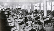 Nhsaal im Bekleidungswerk Kemper KG in Gelsenkirchen, 1950er Jahre.