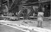 Arbeiter der Henrichshütte haben in einer Werkshalle der Henrichshütte, in der Demontagearbeiten stattfanden, eine Schild aufgestellt: „Vorsicht! Das ist die westliche Demokratie in der Tat. RDR.“ RDR steht für Reparations- and Restitutions-Branch, einer britischen Militärbehörde, die mit der Abwicklung der Demontagen beauftragt war.