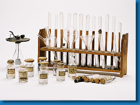 Laborgeräte und Chemikalien, um 1840/50