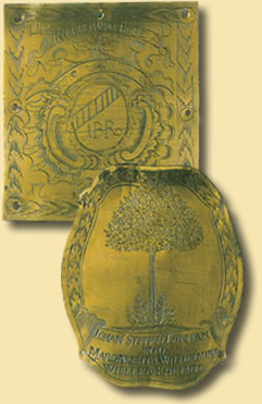 Kirchensitzschilder aus der Obersten Stadtkirche in Iserlohn, um 1720, Messing
