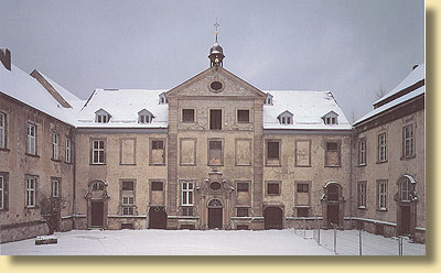 Ehrenhof mit der 1711/12 erbauten Prlatur (links) und dem Gsteflgel (rechts)<