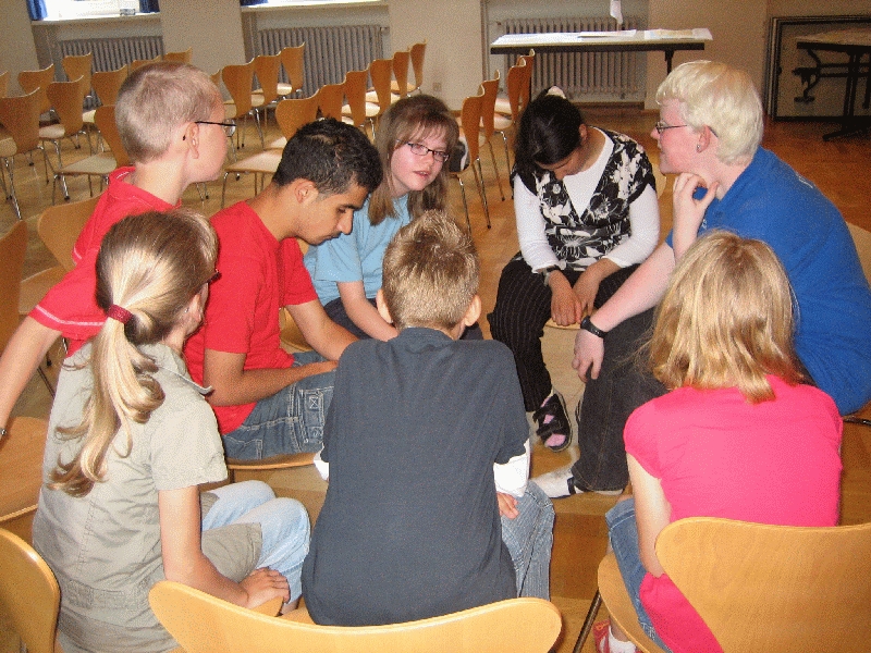 Lena teaching greek to some pupils.