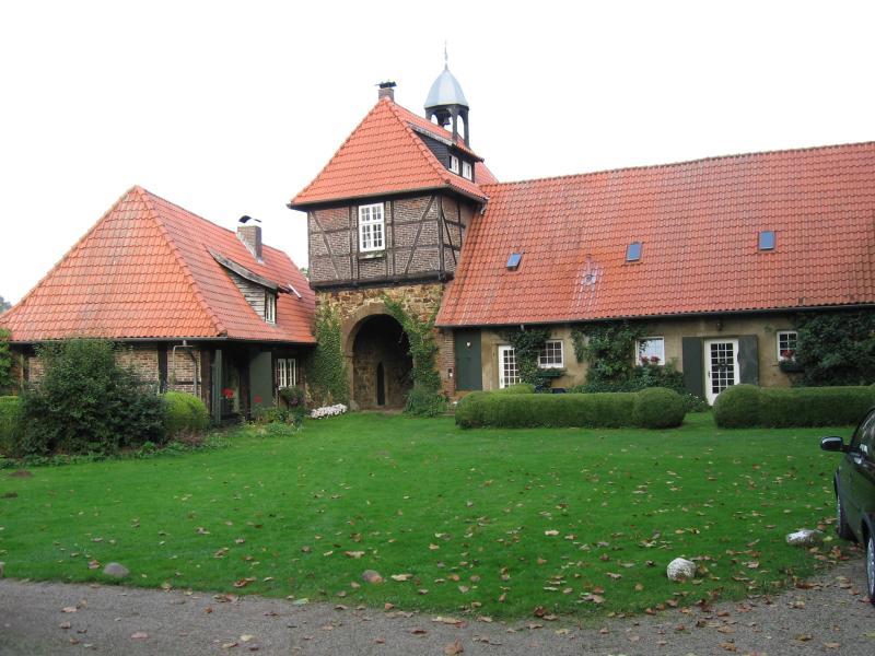 Innenhof mit Torhaus und ehemaligen Hausgärten.