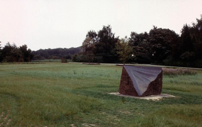 Unter freiem Himmel und vor den Augen der Parkbesucher gestaltete Dorsten Diekmann 1996 seinen monumentalen Steinblock "Der blaue Stein", der weiter oben auf dem Hügel seinen Aufstellungsort am Rande eines neuen Weges fand.