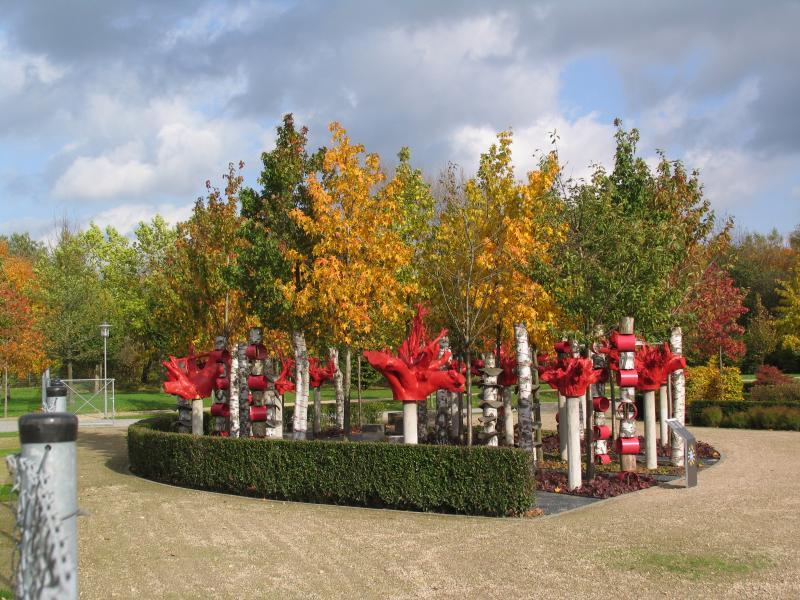 Themengarten mit künstlerischen Installationen.