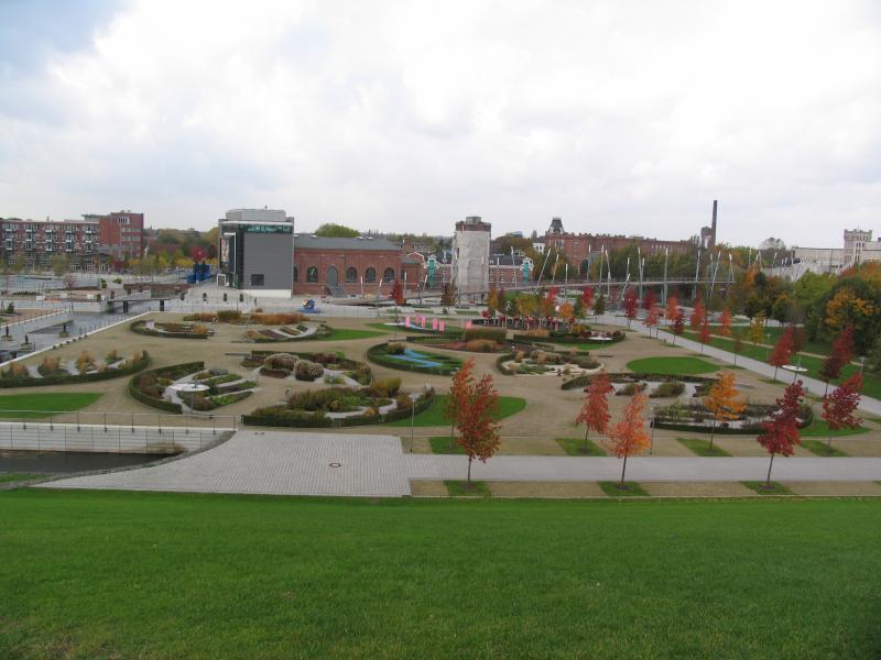 Die Garteninsel mit den in blattförmigen Beeten angelegten Schaupflanzungen der Gartenschau.