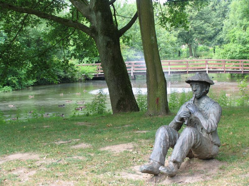 Eine der modernen Skulpturen im naturnahen "Dümmerpark".
