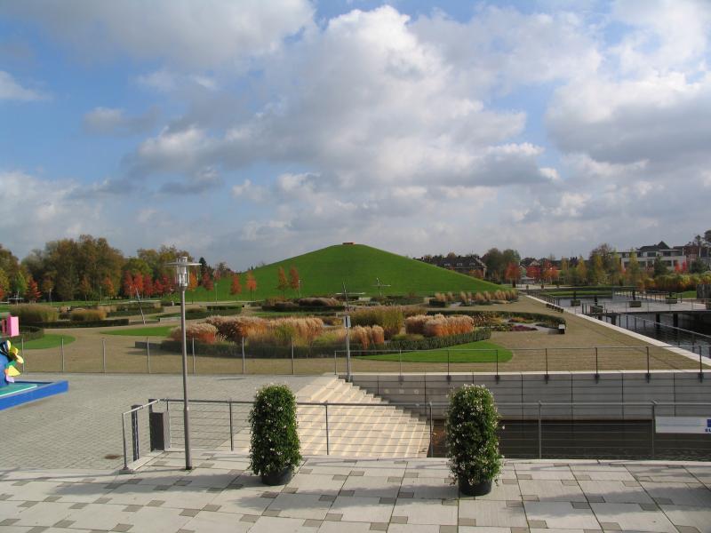 Das Gelände der Landesgartenschau im Sommer 2003, im Hintergrund die Pyramide aus Gras.