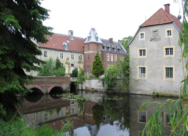 Gräfte mit Hauptbrücke zum Innenhof des Wasserschlosses.