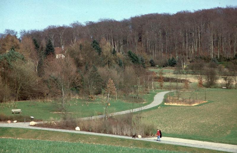 Der Landschaftspark zeigt neben der ökologischen Entwicklung der vormals landwirtschaftlich genutzten Flächen auch die moderne Gestaltung mit einer Inszenierung von moderner Kunst in der Landschaft.