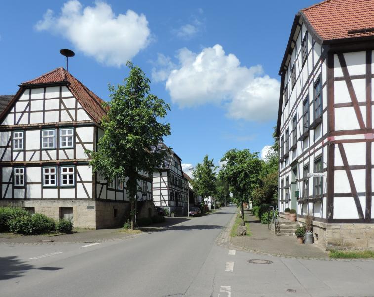 Fachwerkbauten entlang der Rathausstraße im historischen Ortskern.