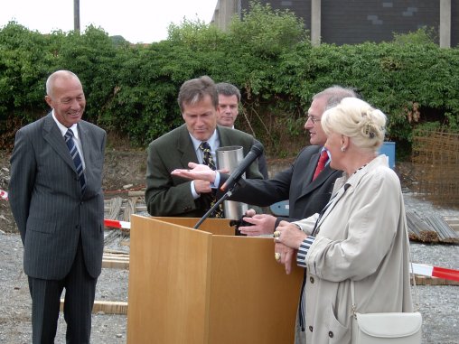 Bei der Grundsteinlegung am 5. Juli 2005