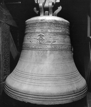 Das Bild zeigt die 1652 von Antonius Paris gegossene Glocke der Kirche zu Dortmund-Brechten.