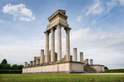 Der römische Hafentempel hatte eine Höhe von 27 Metern und wurde als Ringhallentempel angelegt. Bei dieser für den Niederrhein neuartigen Bauform, tragen die auf allen vier Seiten frei stehende Säulenreihen das Dach über dem Kultraum.