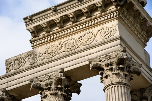 Mit seinen monumentalen 27 Metern Höhe war der Hafentempel der Colonia Ulpia Traiana ein Wahrzeichen römischer Kultur und glich einem Stück >>Rom in der Fremde<<. Bauform und Material orientierten sich an Vorbildern in Rom.
