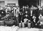 Türkische Berglehrlinge vor dem Haus der Dorfleitung der Pestalozzisiedlung Lohberg im Dezember 1964.