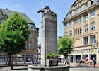 Der 1912 von dem Bildhauer Georg Grasegger für den Marktplatz von Castrop geschaffene Reiterbrunnen erinnert an die durch die Iren eingeführte Tradition des Pferderennsports.