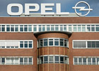 Fassade der Adam Opel Werk mit neuem Logo 