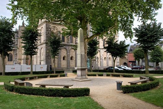 Der Obelisk vor dem Xantener Dom