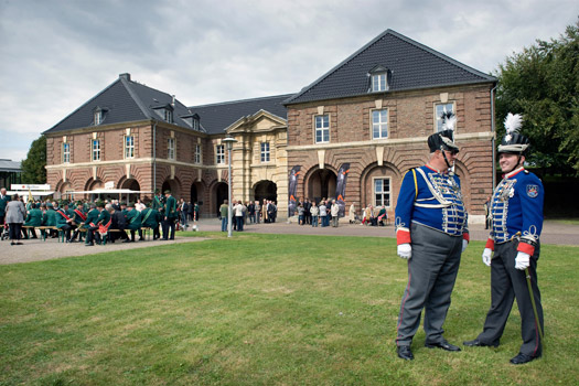 Zitadellenhaupttor der Festung Wesel / An der Zitadelle / 46483 Wese. Im Vordergrund Mitglieder des Schützenverein Schill'sche Offiziere aus Grevenbroich-Süd angereist zur Eröffnung der neuen Schillausstellung 2009.