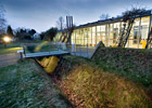 Rekonstruierter Spitzgraben des Römischen Feldlagers von Haltern vor dem Eingang des LWL-Römermuseums.