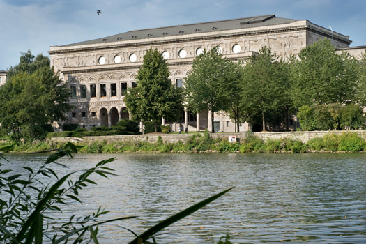 Die Uferseite der Stadthalle