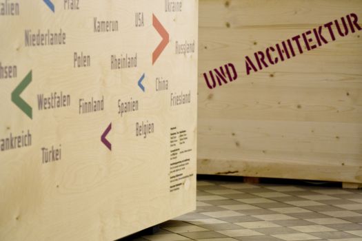 Ausstellung. Wand mit Ländernamen