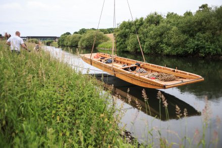 Prahm wird zu Wasser gelassen