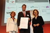 Gerrit Jungk, Leiter der Abteilung Personal und Recht, erhält von Ursula von der Leyen und Dagmar Wöhrl das Zertifikat überreicht. Gerrit Jungk, Leiter der Abteilung Personal und Recht, erhält von Ursula von der Leyen und Dagmar Wöhrl das Zertifikat überreicht.