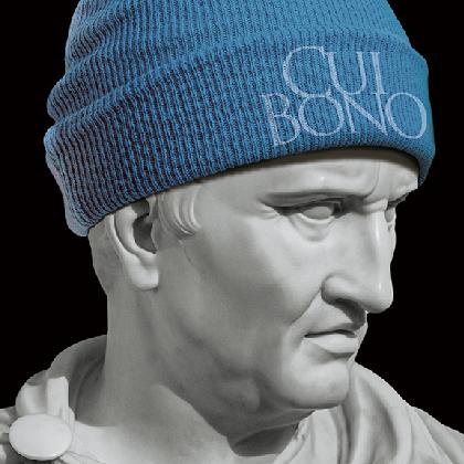 Eine Cicero-Büste mit einer modernen blauen Büste vor schwarzem Hintergrund.