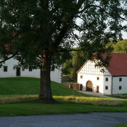 Blick auf die Außenanlage des Klosters &#8211; die Meierei