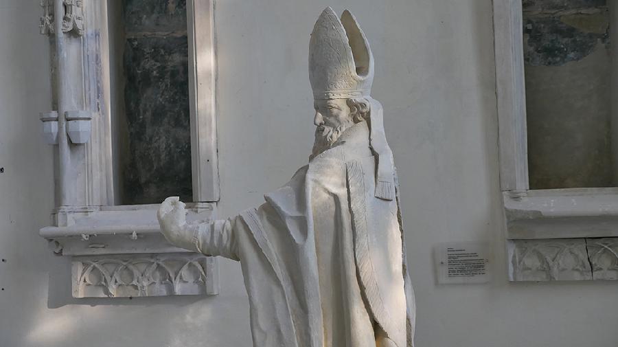 Die Statue des Heiligen Augustinus in der Klosterkirche