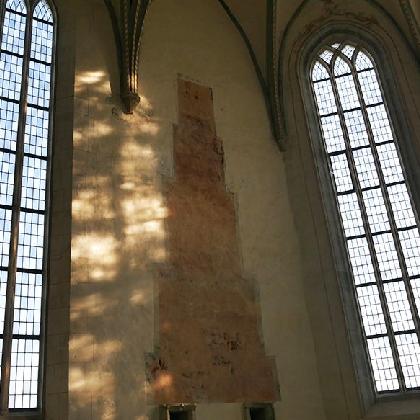 Licht fällt durch die Fenster der historischen Klosterkirche