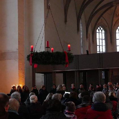Adventsfeier in der Klosterkirche mit herabhängenden Adventskranz