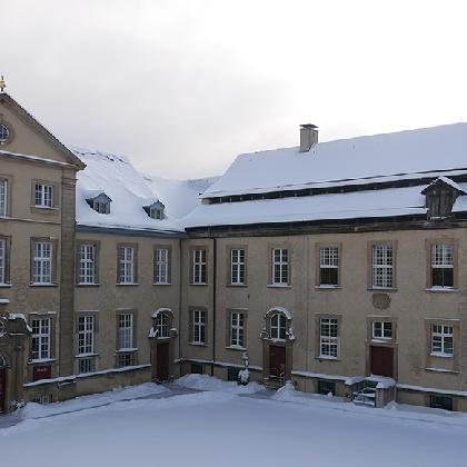 Der Ehrenhof im Schnee