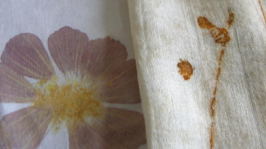 Stoffe mit verschiedenen Pflanzenmustern liegen nebeneinander.