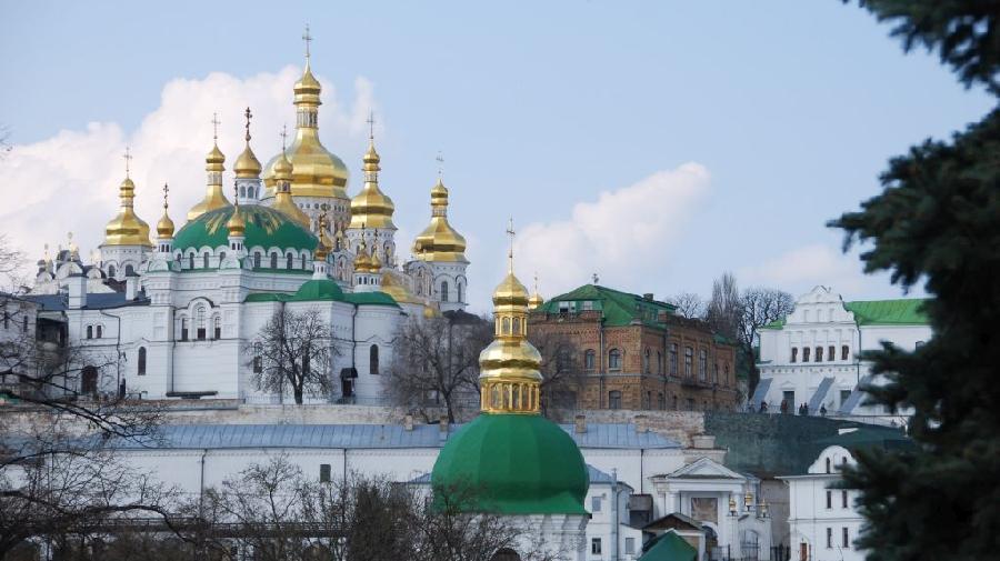 Zu sehen sind die Refektoriumskircheund die Mariä-Himmelfahrts-Kathedrale des Kiewer Höhlenklosters