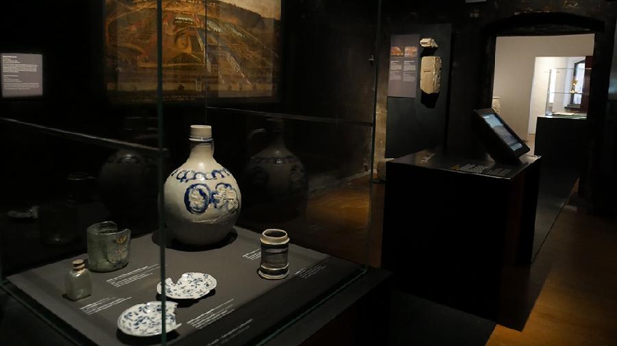 Eine Vase und andere Exponate in der ehemaligen Räucherkammer des Klosters.