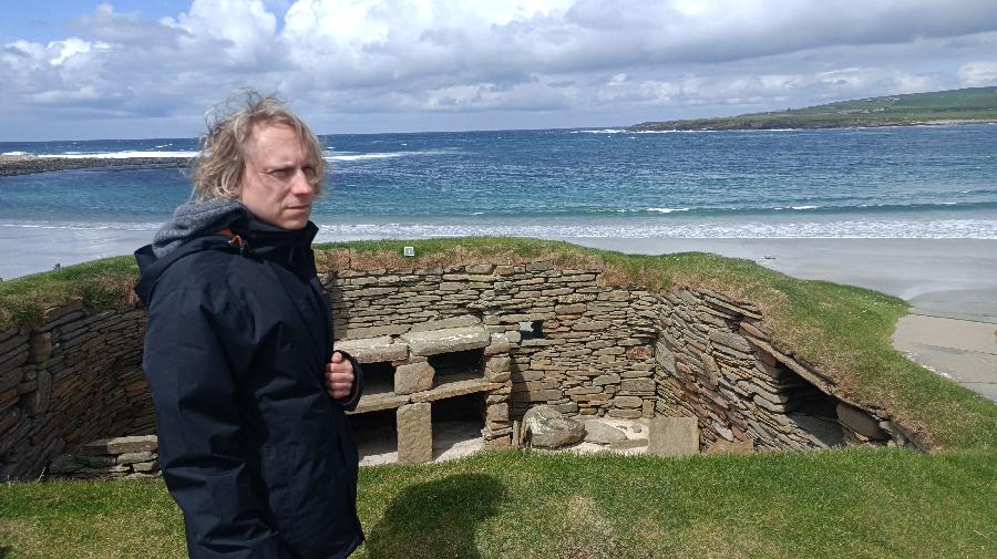 Ein Mann vor einer Ruine am Meer