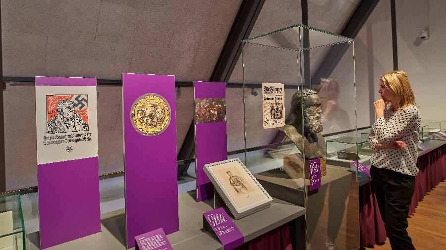 BlicBesucherin in der Sonderausstellung "Und vergib uns unsere Schuld?