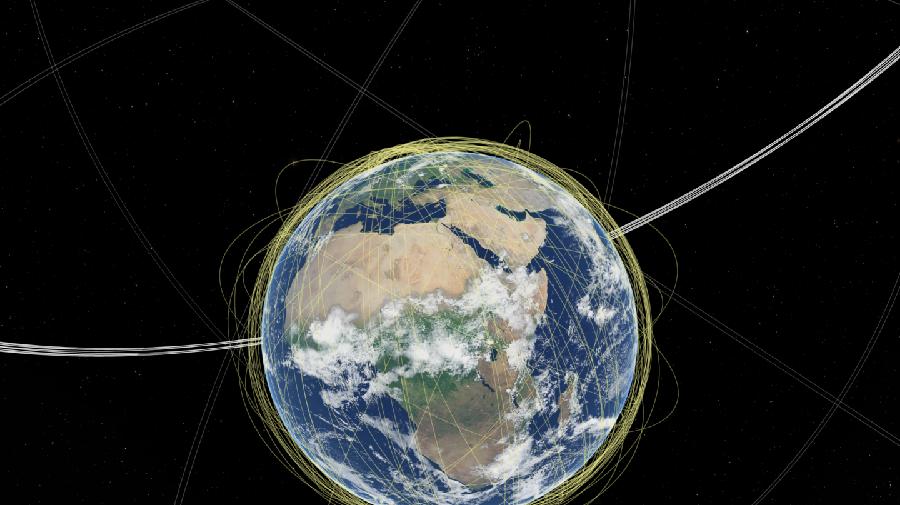Die Erde vom Weltall aus gesehen, umgeben von Satellitenringen