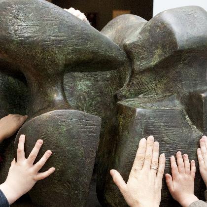 Öffentlicher Rundgang für Menschen mit und ohne Sehbehinderung: Kunst aus Quadraten