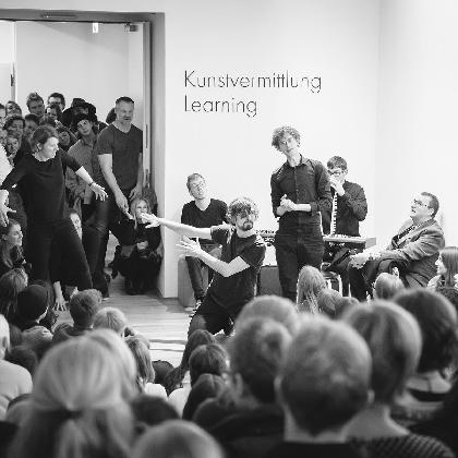 Tour durch die Ausstellung: Performance People