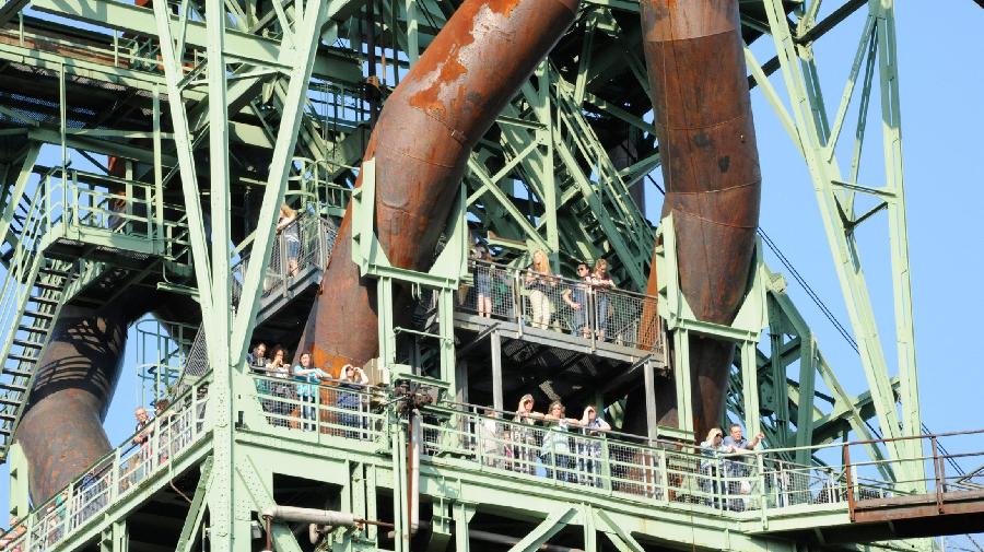 Hochofen mit Besuchern 16x9.jpg