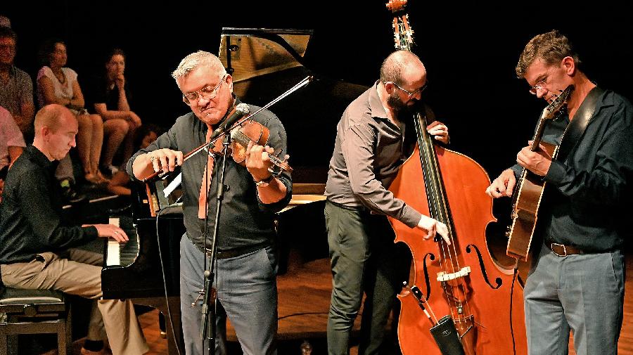 ChrisHopkinsMeetsTheJazzKangaroosLive(FotoGerhardRichter) 16x9.jpg